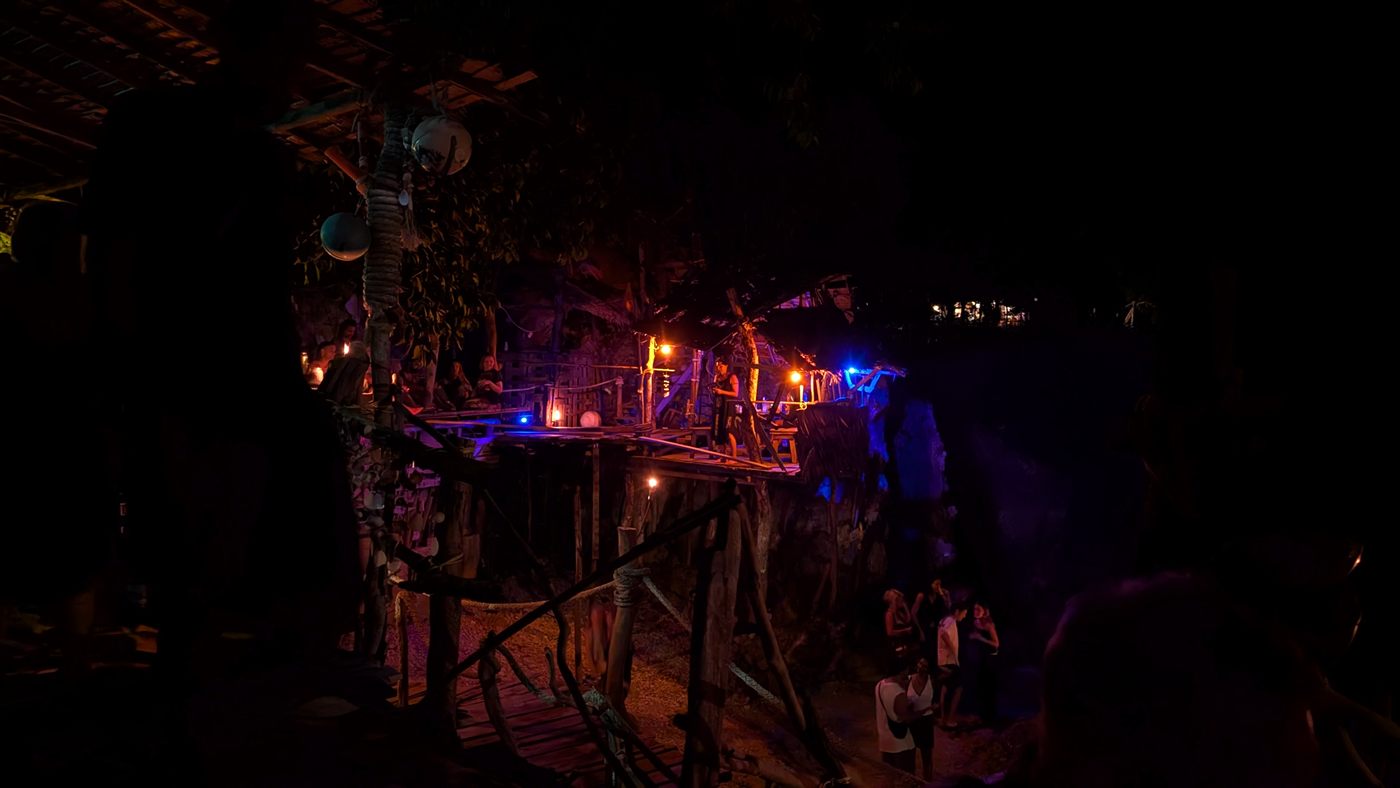 Schmale Treppen und Stege der Rockbar bei Nacht mit Gästen